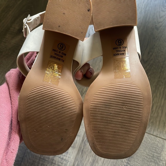 Strappy block heel sandals - Picture 7 of 9